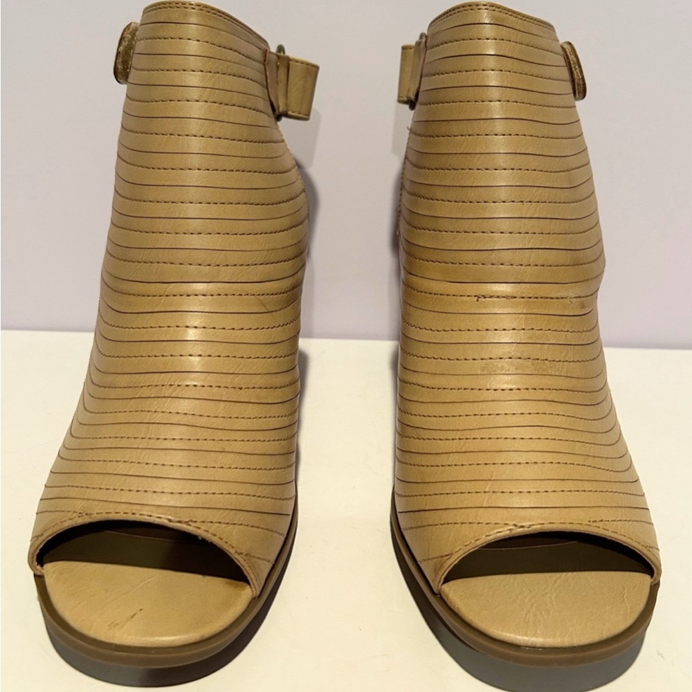 White Mountain Phoenix Dark Sand Burnished Heels
